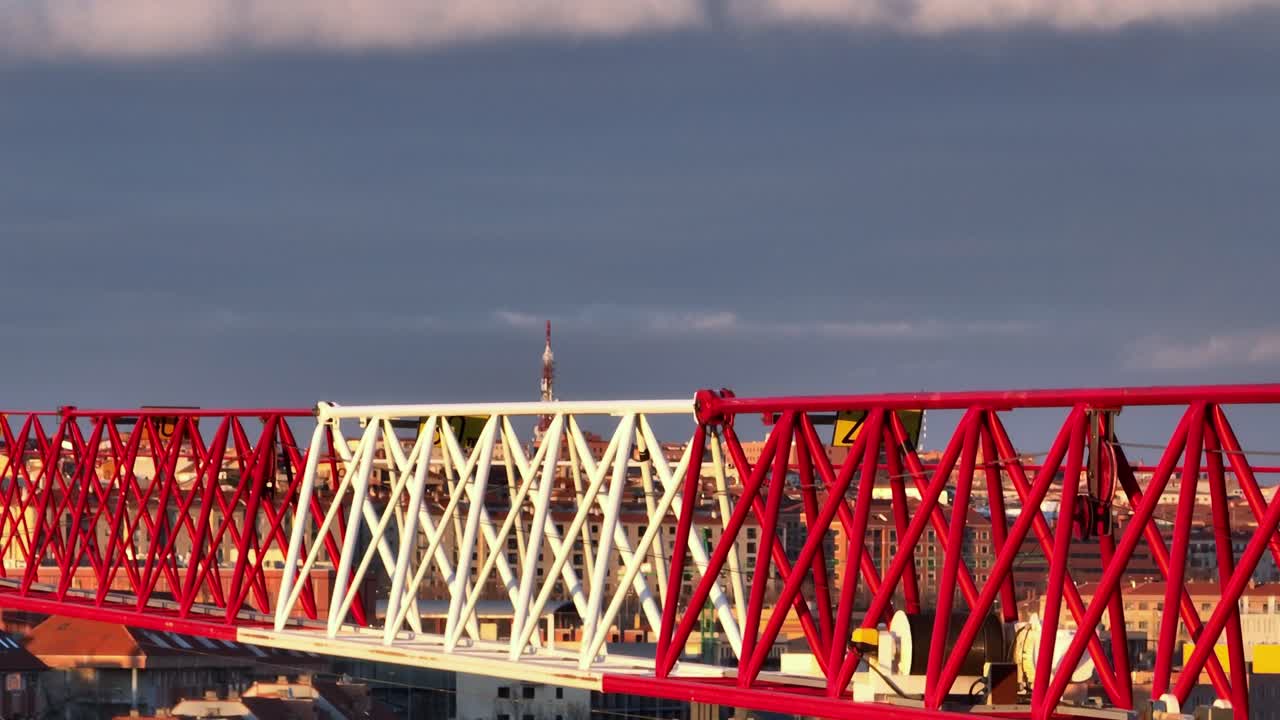 toma aérea de una grúa, acercándose a ella
