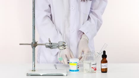 demostración de una reacción química en un entorno de laboratorio