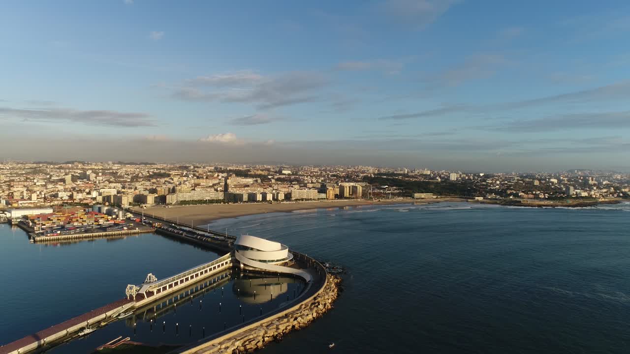 항구 도시와 마토지뉴스 해변의 공중 전망