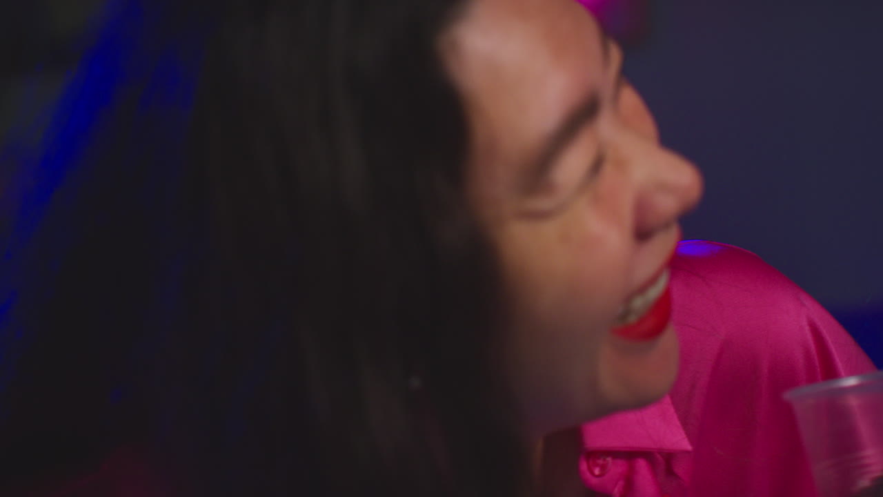 pareja joven divirtiéndose bailando y bebiendo alcohol en una fiesta de casa o club juntos 8