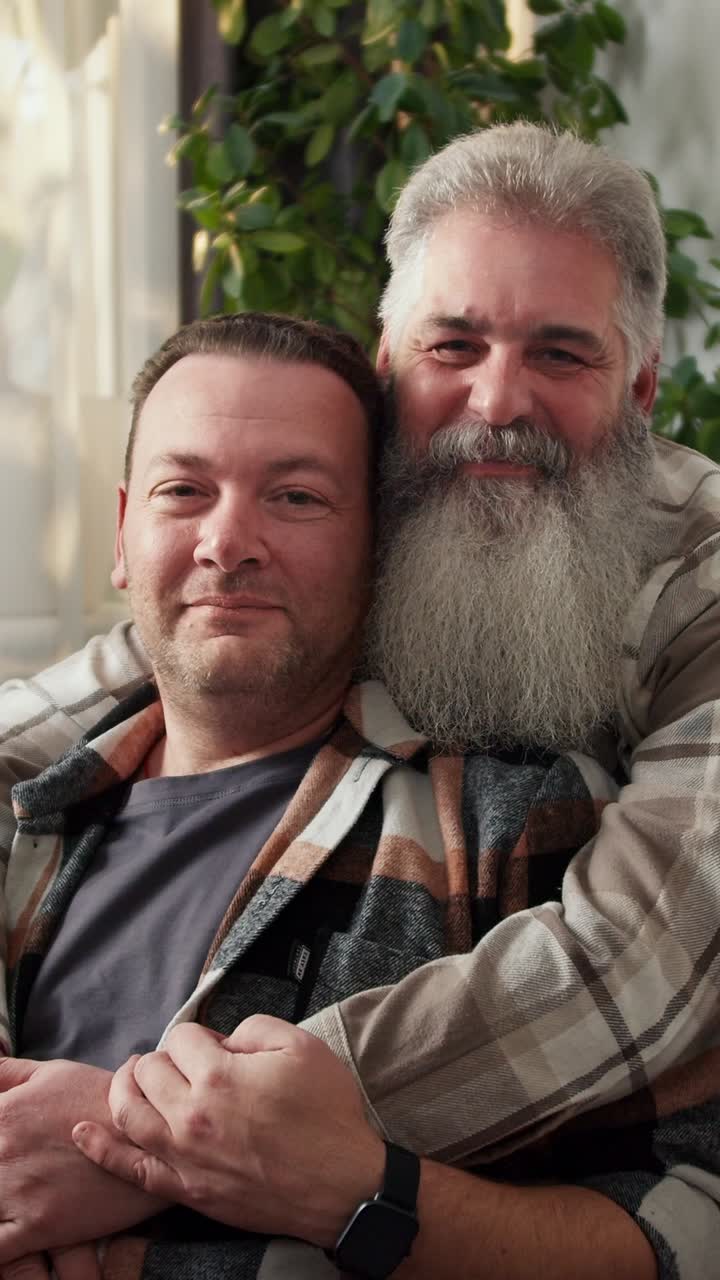 Una pareja gay feliz