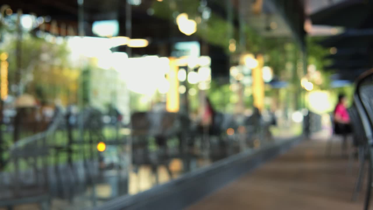 레스토랑에서 사람들의 흐릿한 움직임 흐릿한 배경