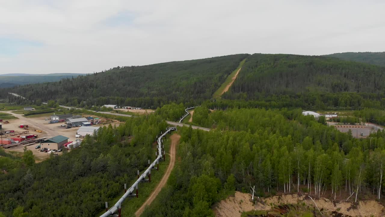 video de dron de 4k del cruce del oleoducto trans alaska debajo de la carretera en fairbanks, ak durante el día soleado de verano-10