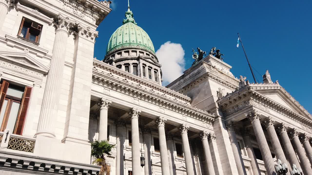 Ángulo bajo del Palacio del Congreso de la Nación en Buenos Aires, Argentina. Fachada histórica detallada bajo cielo azul