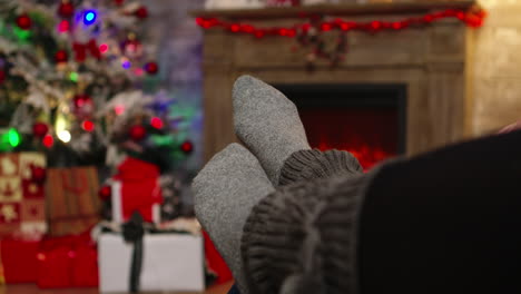 cerca de los pies de la mujer moviéndose y relajándose