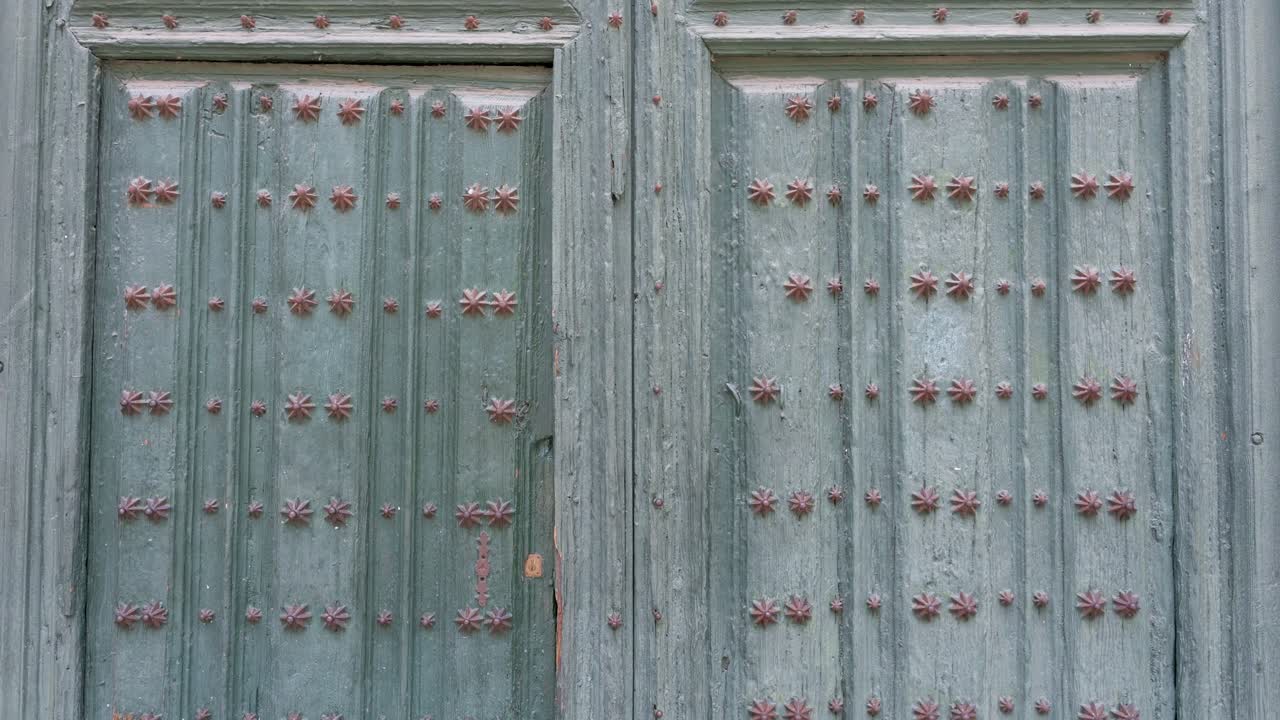 Antica porta di legno verde della Cattedrale Cattolica Romana di Nostra Signora dell'Assunzione, progettata da Juan de Herrera a Valladolid, Spagna