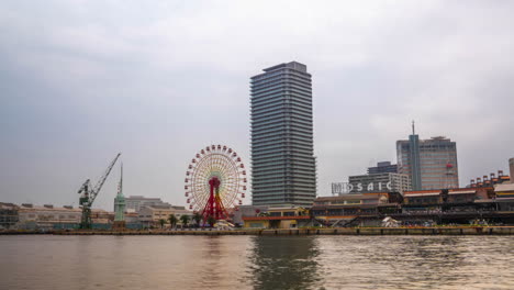 movimiento de lapso de tiempo en la ciudad de kobe hyogo osaka día nublado en harborland panorámica rueda de la fortuna