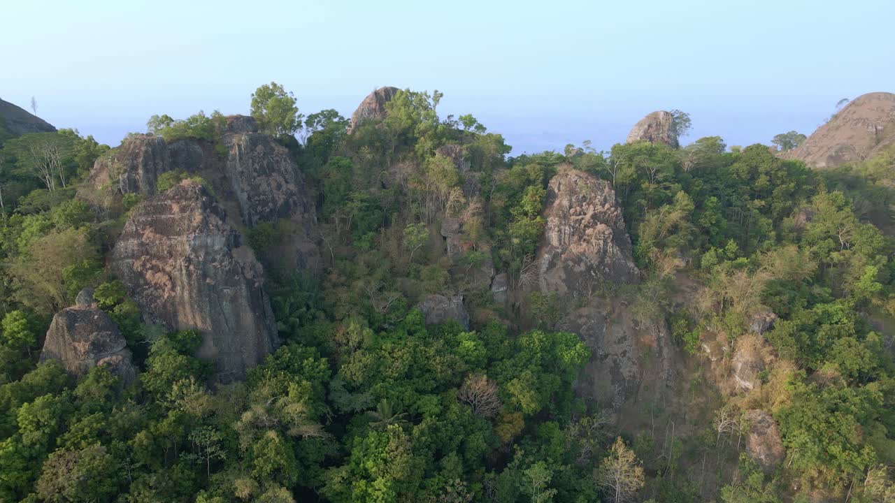montaña rocosa y bosque en indonesia, vista aérea de avión no tripulado