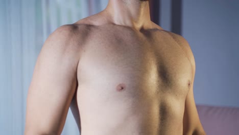 젊은 보디빌더가 바벨을 들어 올립니다.