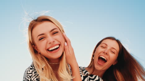 amici felici che si godono una giornata di sole