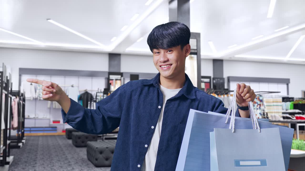 쇼핑몰 에서 행복 한 쇼핑객