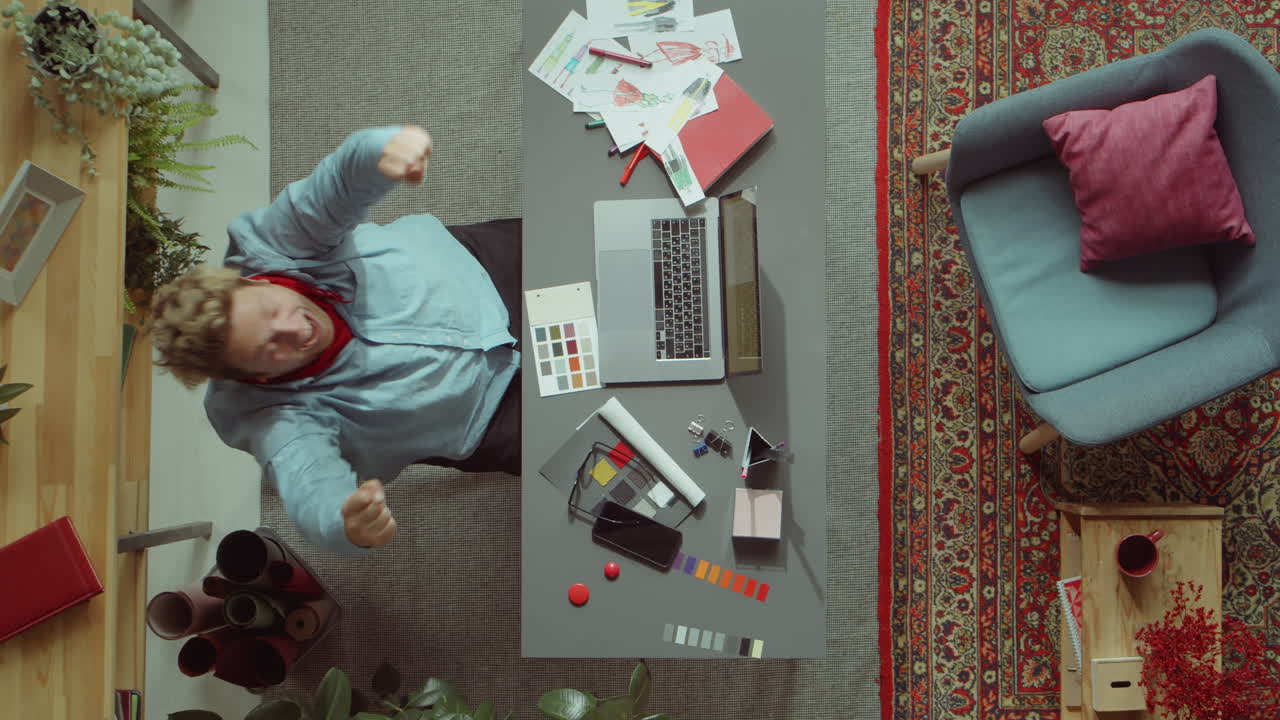 diseñador de moda celebrando el logro y haciendo una llamada telefónica