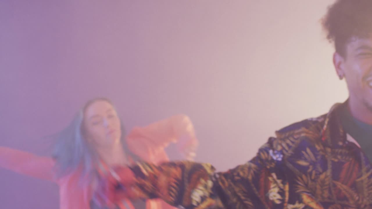 ritratto di danzatori maschi e femmine felici e diversificati che ballano in uno studio di danza, slow motion