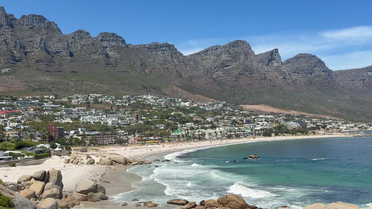 Krásná zátoka Camps Bay s Dvanácti apoštoly v pozadí.