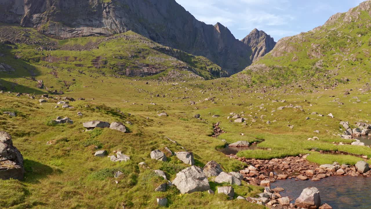Ripresa aerea della remota campagna delle Lofoten con laghi e mare in Norvegia.