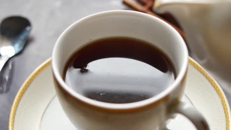 verter leche en una taza con té