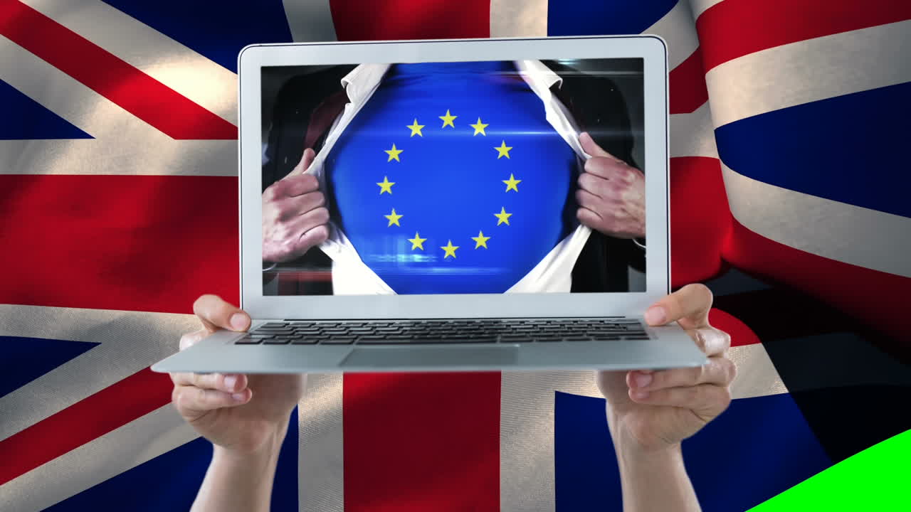 hombre mostrando la camisa de europa en una computadora portátil sostenida por las manos con la bandera del reino unido