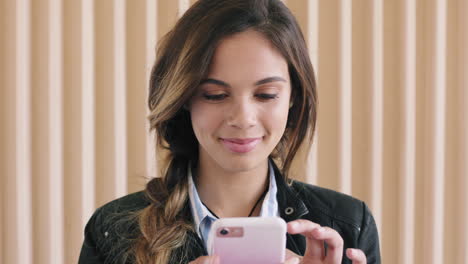 mujer, sonrisa y teléfono inteligente para las redes sociales