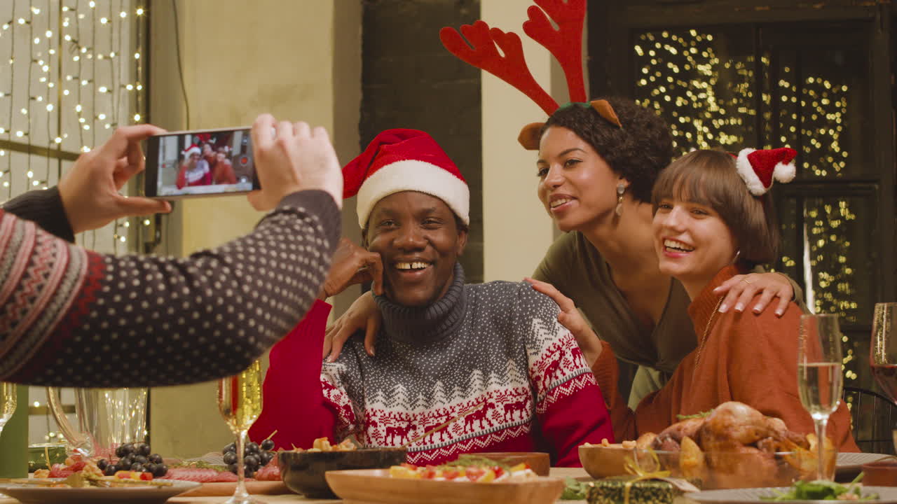 persona tomando fotos a amigos felices