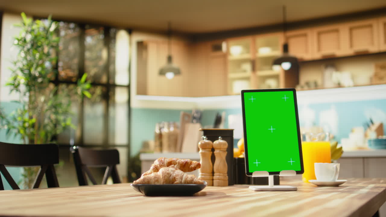 Schermo verde verticale su tablet in una moderna cucina vuota