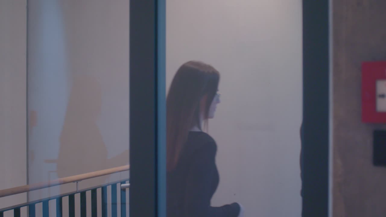 사무실로 들어가는 팀