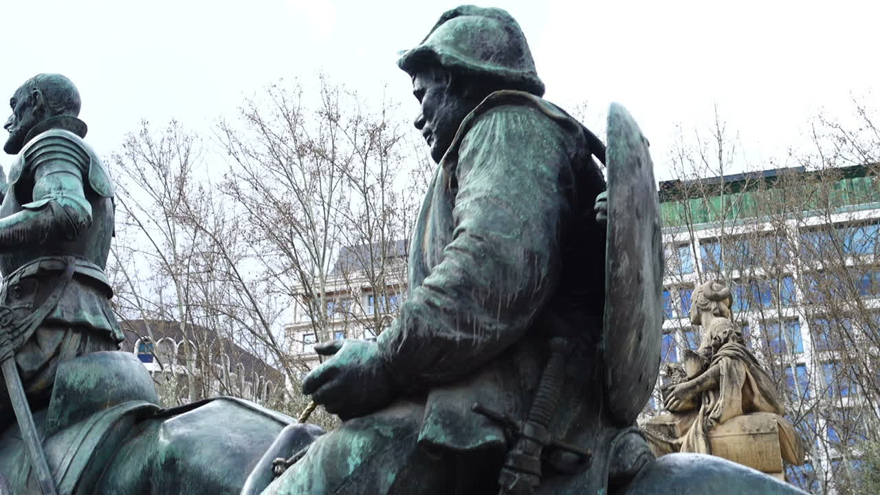 Monumen Miguel de Cervantes di Madrid, Spanyol. Terletak di dekat istana kerajaan, di Alun-alun Spanyol.