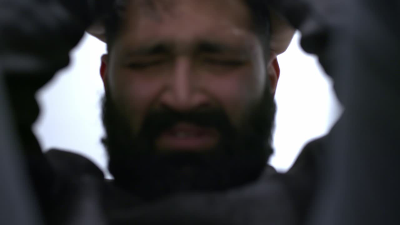 un hombre que sufre depresión con las manos en la cara llorando