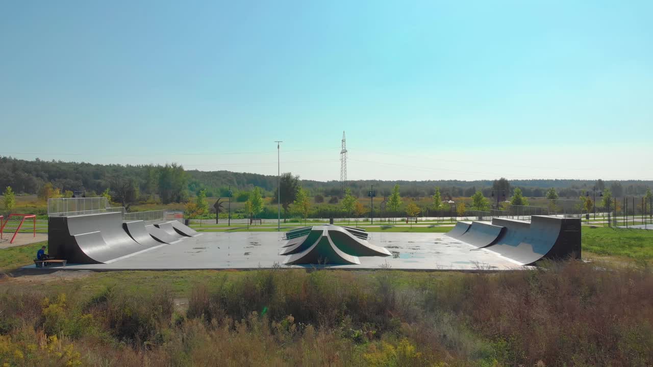 на открытом воздухе природный скейт-парк