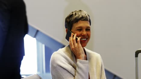 Mujer-Hablando-Por-Teléfono-Móvil-En-La-Sala-De-Espera.