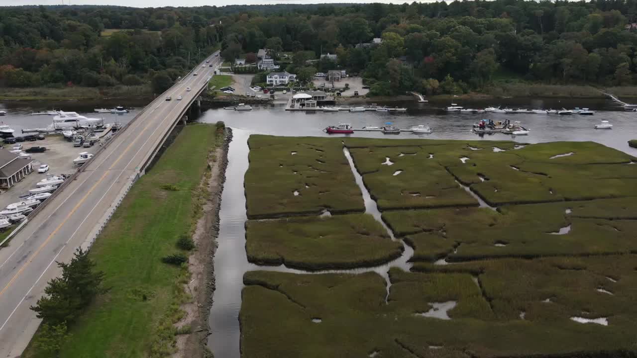 lapso de tiempo aéreo de vehículos sobre el puente en la ruta 3a sobre el río norte en la ciudad costera de scituate