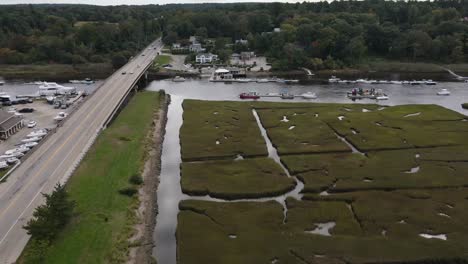 Lapso-De-Tiempo-Aéreo-De-Vehículos-Sobre-El-Puente-En-La-Ruta-3a-Sobre-El-Río-Norte-En-La-Ciudad-Costera-De-Scituate