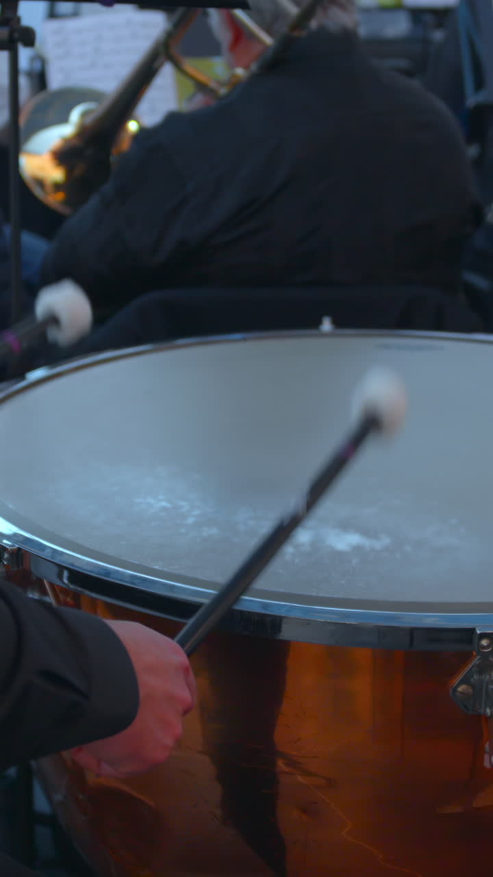 Primo piano di musicista che suona i timpani con i mazzuoli