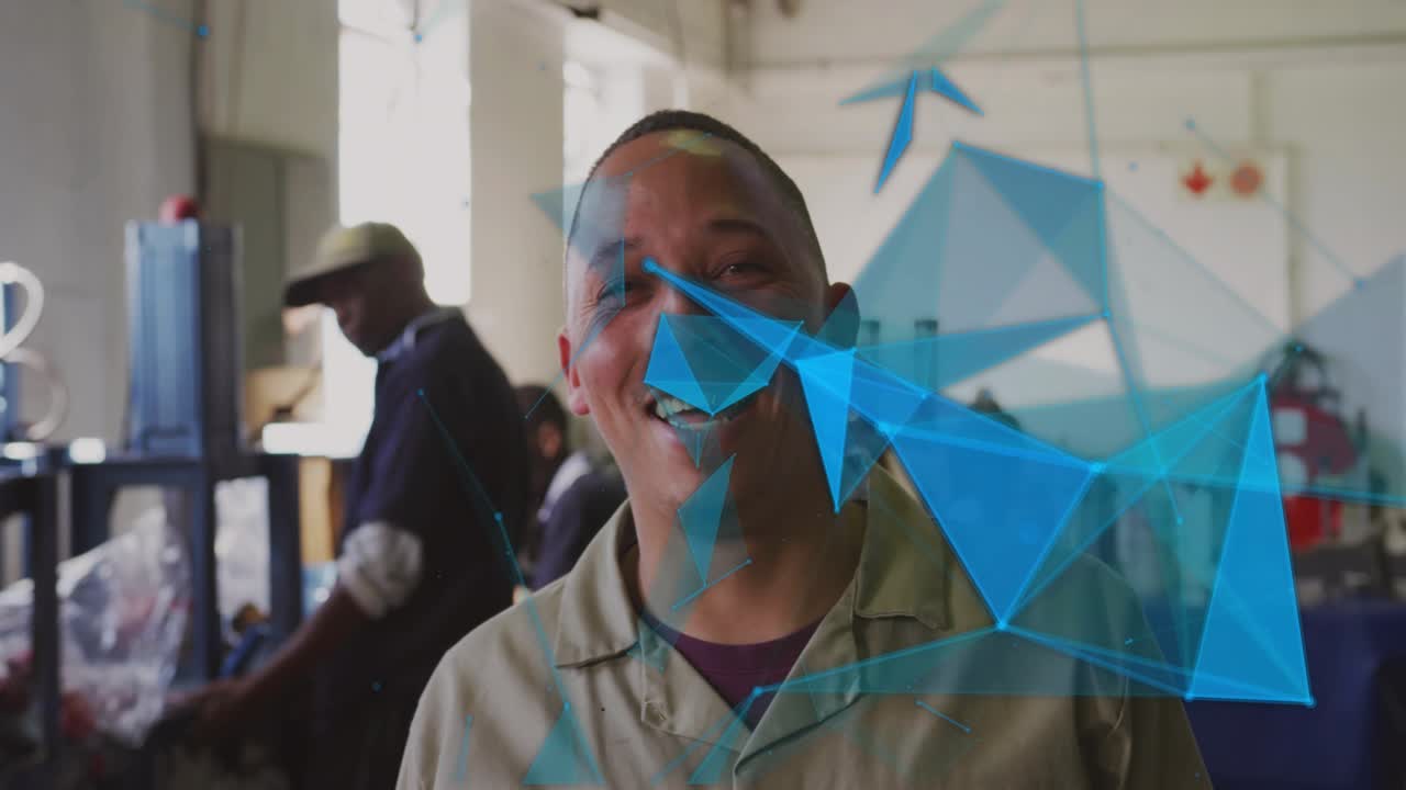 Operaio di sesso maschile al centro in piedi in un'officina, rendering animato in mesh poligonale blu che appare, rivelando un sorriso