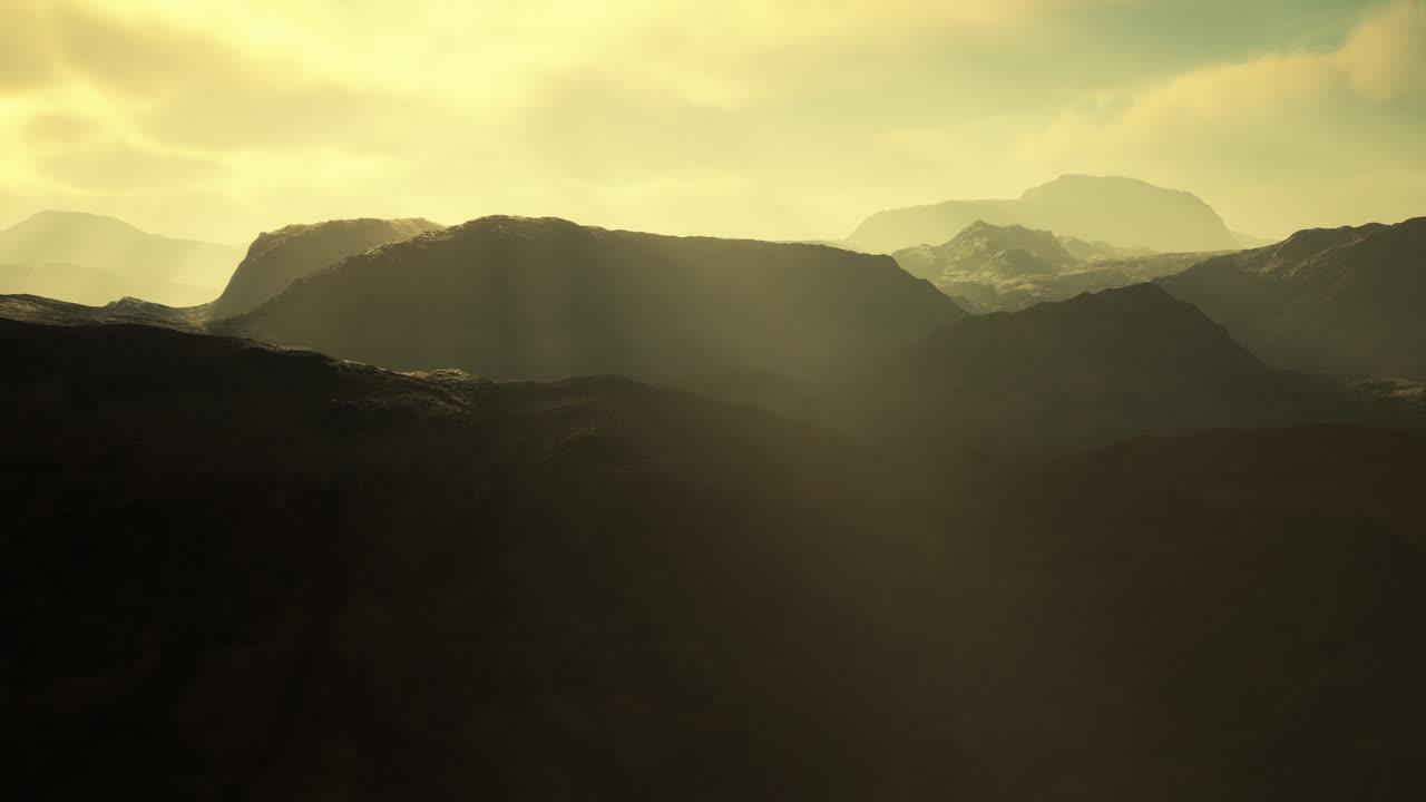 montañas estériles en afganistán en el polvo