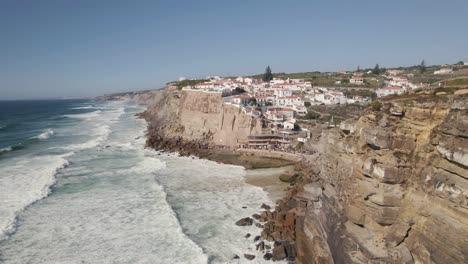 Ziehen-Sie-Die-Aufnahme-Entlang-Der-Küste-Von-Azenhas-Do-Mar-Heraus-Und-Fangen-Sie-Wilde-Meereswellen-Ein,-Die-Auf-Die-Klippe-Treffen