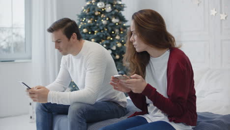 familia ocupada buscando teléfonos inteligentes en casa