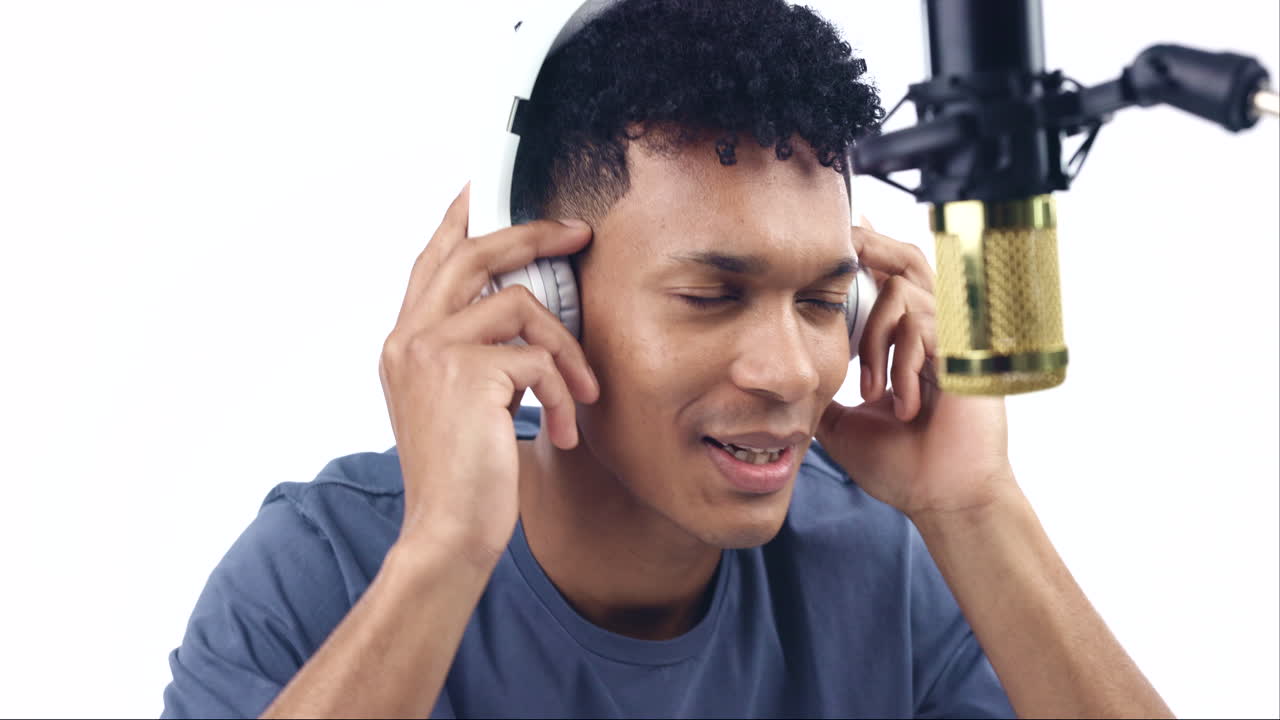 cantando, la voz en off y el hombre con el micrófono