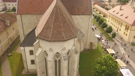 Toma-Aérea-De-Seguimiento-De-La-Iglesia-Ortodoxa-Cristiana-Que-Muestra-El-Techo-Y-La-Parte-Trasera-De-La-Iglesia-En-Alba-Iulia-De-La-Ciudadela-Alba-carolina,-Rumania