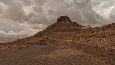 tour por el desierto a la aldea troglodita de ksar guermessa en túnez en un día nublado