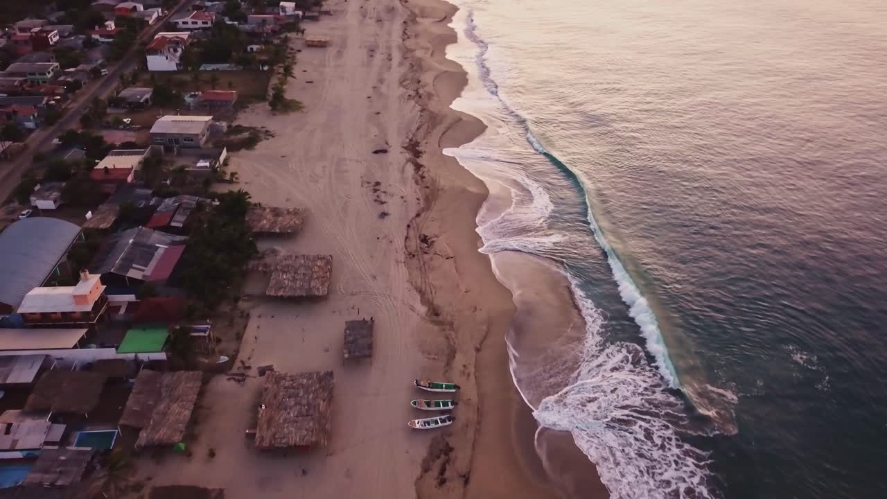vista aérea de aves de la tranquila costa cerca del pueblo de acapulco en méxico al atardecer