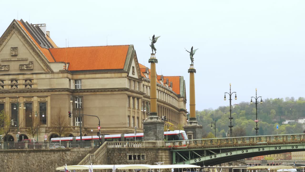 здание и мост у реки с двумя пересекающимися поездами