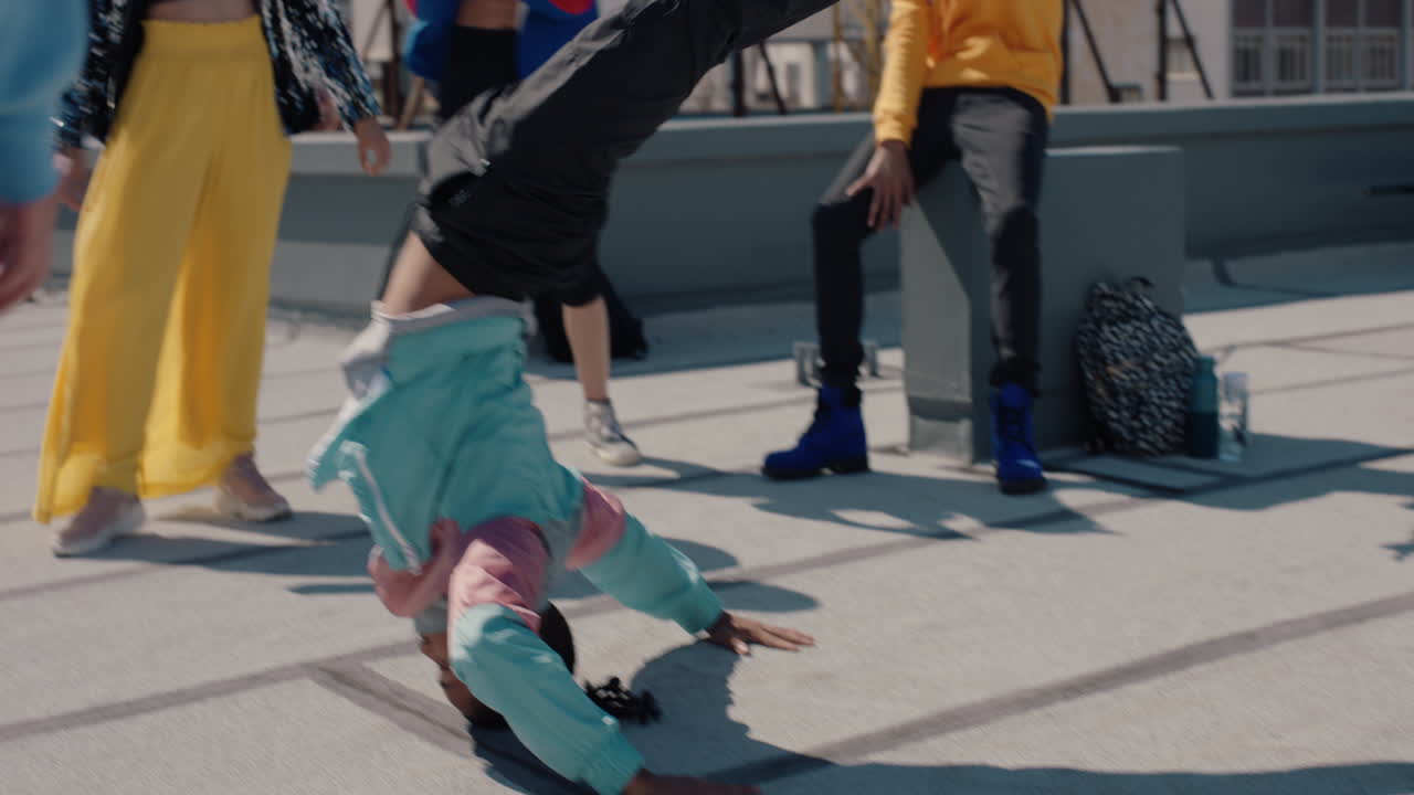 ⁇ 합 댄스 파티의 옥상에서 브레이크 댄스를 하는 남자 친구들과 함께 춤추고 축하하는 미친 브레이크 댄스 동작을 한다