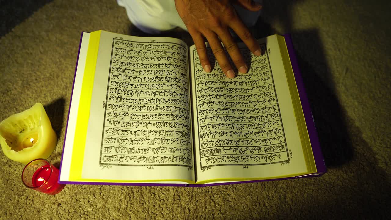 imágenes 4k: hombre musulmán orando en la mezquita