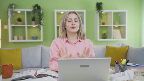 una estudiante universitaria entra en trance y se motiva para hacer la tarea.