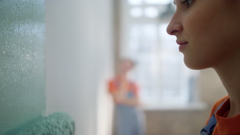 Mujer-Sonriente-Pintando-Con-Rodillo-A-Casa.-Chica-Trabajando-Como-Decoradora-En-Interiores.