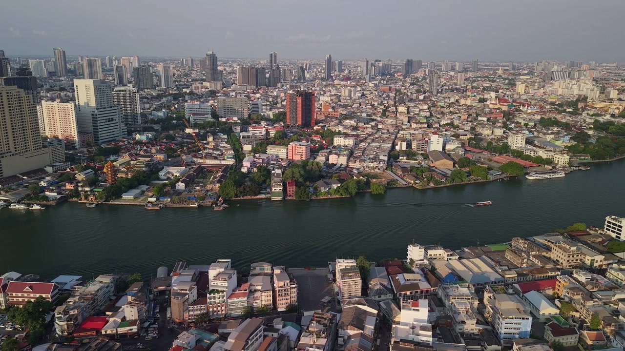 Vista Aérea Panorâmica da Cidade de Bangkok e do Rio Chao Phraya
