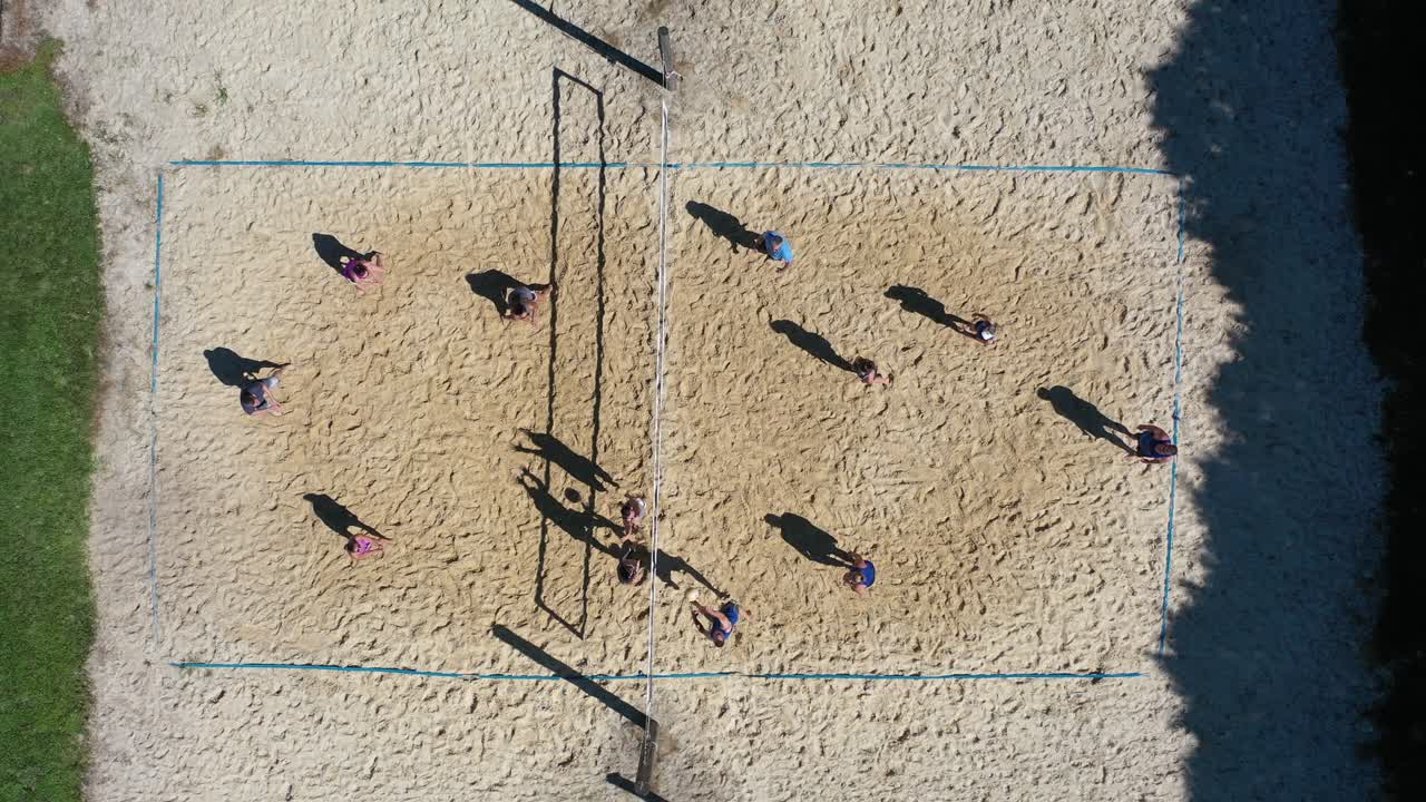 vista aérea de personas jugando al voleibol de playa