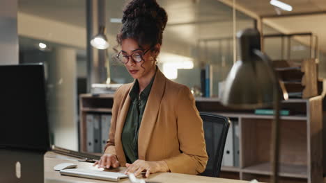 femme travaillant tard dans la nuit au bureau