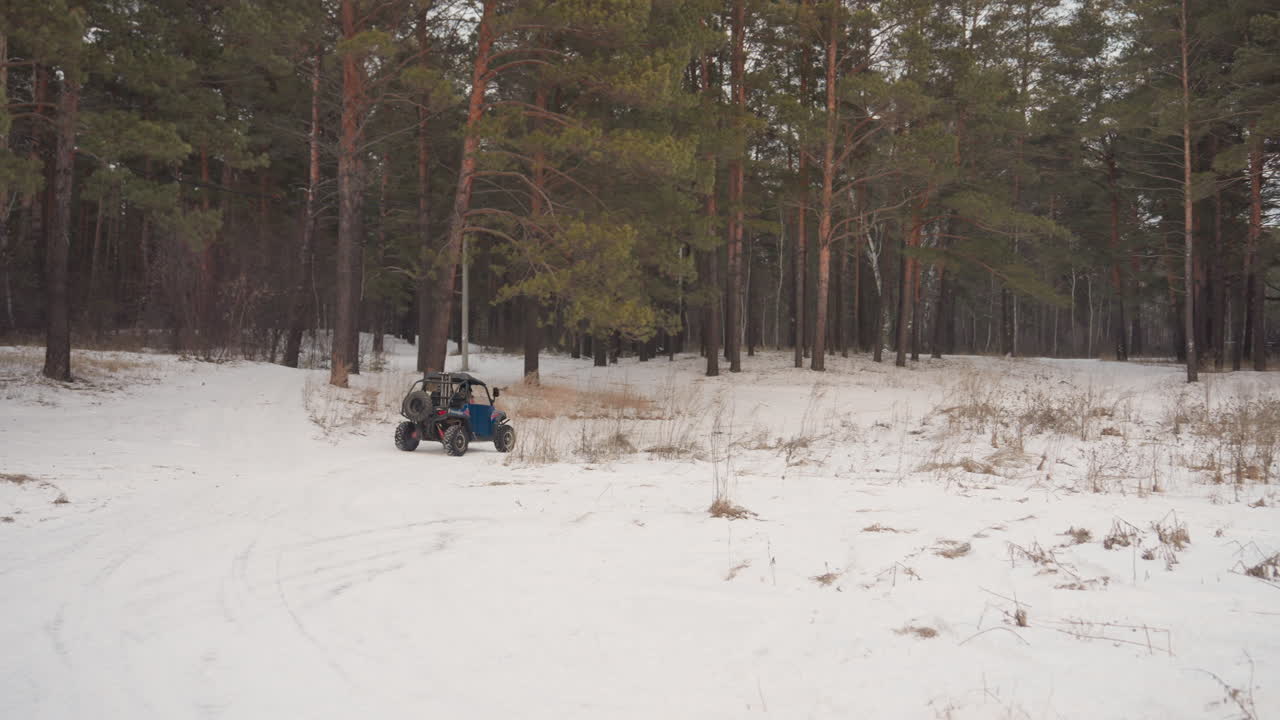 Esplorando un sentiero boschivo ghiacciato. Spedizione impegnativa attraverso un paesaggio forestale congelato utilizzando un veicolo fuoristrada. Intraprendendo un'audace escursione attraverso il bosco ghiacciato con un versatile veicolo fuoristrada.