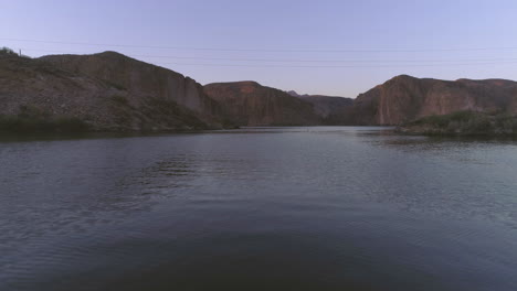 Luftaufnahme:-Drohne-Geht-Unter-Eine-Brücke,-Um-Einen-Wüstensee-Freizulegen